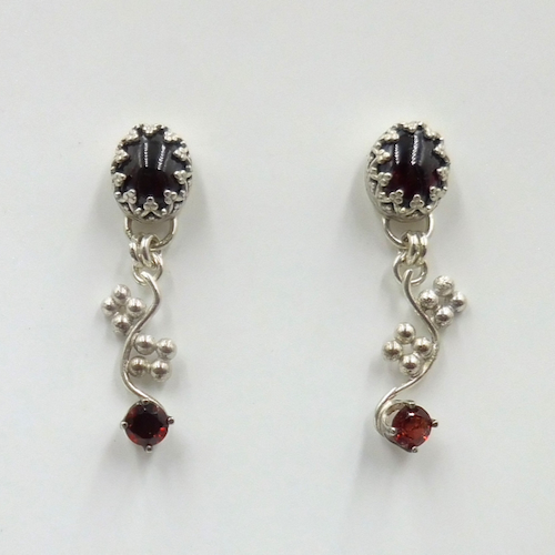 Click to view detail for DKC-2112 Earrings, SS & Garnet $98